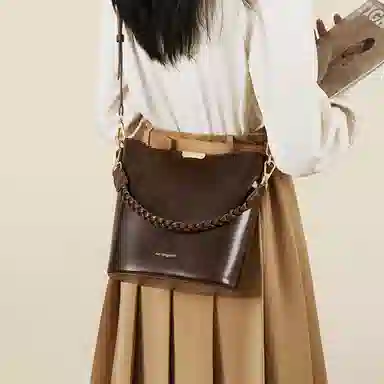 红蜻蜓 高级感气质复古水桶包小众质感通勤 牛皮 单肩斜挎手提包 常规 女款 深咖啡色