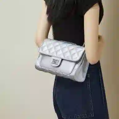 红蜻蜓 经典复古潮流时尚小众简约高级感通勤百搭菱格大容量 牛皮真皮 链条小方包斜挎单肩包 常规 女款 黑色/白色