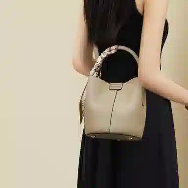 红蜻蜓 设计简约荔枝纹水桶包通勤 牛皮 斜挎包手提包 常规 女款 大象灰