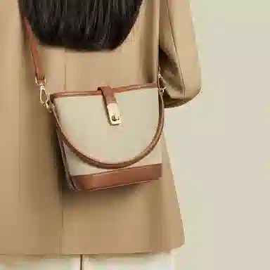 红蜻蜓 复古设计小众高级感百搭春夏高颜值 聚氨酯拼合成革 水桶包斜挎包 常规 女款 卡其色