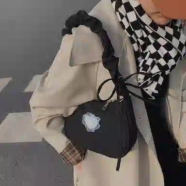 爱心设计感腋下包月亮包褶皱可爱抽绳手提包 帆布 单肩包 常规 女款 白色/黑色