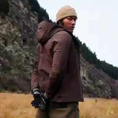 阿尔卑斯 软壳户外护颈充气枕连帽休闲外套三防冲锋衣 男女同款