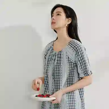 茵曼 圆领格子条纹剪花宽松短袖衬衫 女款 彩蓝格