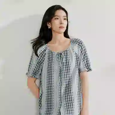 茵曼 圆领格子条纹剪花宽松短袖衬衫 女款 彩蓝格