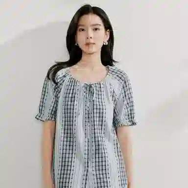 茵曼 圆领格子条纹剪花宽松短袖衬衫 女款 彩蓝格