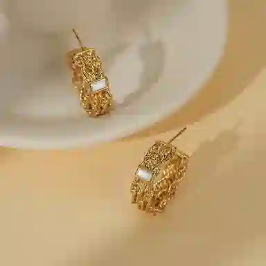 925