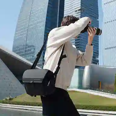 北极猎人 微单单反专业佳能索尼尼康个性机能风骑行 涤纶 邮差包收纳包相机包机车包小背包摄影包 中号 男女同款情侣款 黑色/灰色