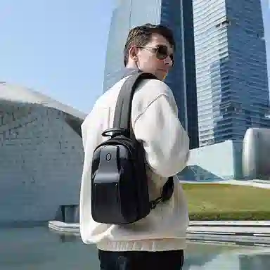 北极猎人 时尚防水潮流 涤纶 单肩斜挎包胸包腰包 中号 男女同款情侣款 黑色/灰色