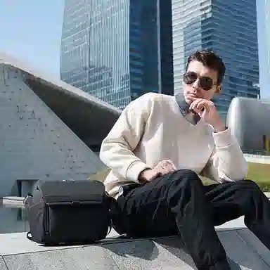 北极猎人 微单单反专业佳能索尼尼康个性机能风骑行 涤纶 邮差包收纳包相机包机车包小背包摄影包 中号 男女同款情侣款 黑色/灰色