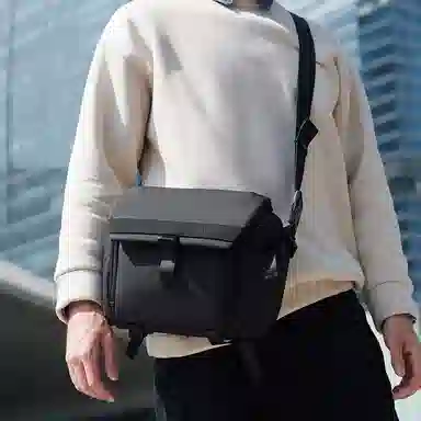 北极猎人 微单单反专业佳能索尼尼康个性机能风骑行 涤纶 邮差包收纳包相机包机车包小背包摄影包 中号 男女同款情侣款 黑色/灰色