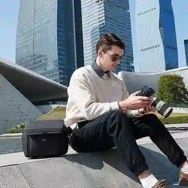 北极猎人 微单单反专业佳能索尼尼康个性机能风骑行 涤纶 邮差包收纳包相机包机车包小背包摄影包 中号 男女同款情侣款 黑色/灰色