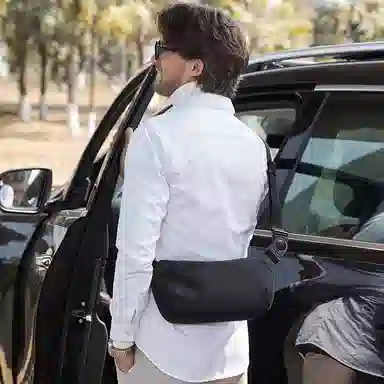 北极猎人 潮牌胸前时尚机能风休闲防泼水 涤纶 机车包斜肩包斜挎包胸包腰包 中号 男女同款情侣款 黑色/灰色