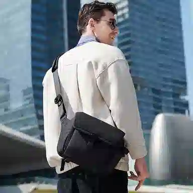 北极猎人 微单单反专业佳能索尼尼康个性机能风骑行 涤纶 邮差包收纳包相机包机车包小背包摄影包 中号 男女同款情侣款 黑色/灰色