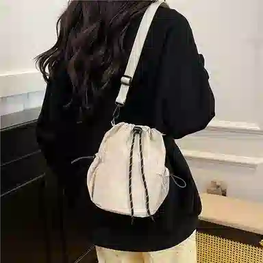 德力熊 百搭休闲简约抽绳束口水桶手机包潮流 尼龙 斜挎单肩包 常规 女款