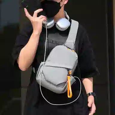 彤彤兔 潮搭简约多功能时尚运动 牛津布 胸包 男款 多色