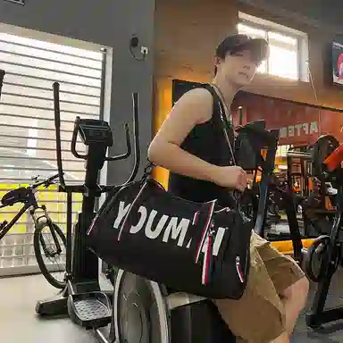 德力熊 大容量轻便单肩字母 尼龙 健身包 男女同款情侣款 黑色/卡其色/红色/粉色