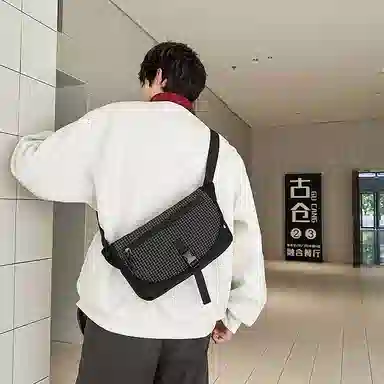 小众设计日常休闲通勤质感胸包运动出行旅行邮差包骑行包小方包 尼龙 斜挎包 男女同款情侣款 多色