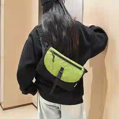 小众设计日常休闲通勤质感胸包运动出行旅行邮差包骑行包小方包 尼龙 斜挎包 男女同款情侣款 多色