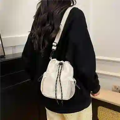 德力熊 百搭休闲简约抽绳束口水桶手机包潮流 尼龙 斜挎单肩包 常规 女款