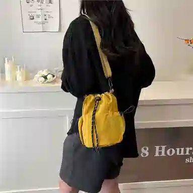 德力熊 百搭休闲简约抽绳束口水桶手机包潮流 尼龙 斜挎单肩包 常规 女款