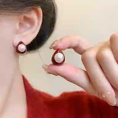 彤彤兔 安可拉红水滴状仿珍珠耳钉女高级感秋冬复古时尚 树脂 耳环 女款