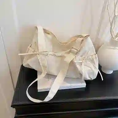 德力熊 小众设计休闲斜挎包纯色褶皱抽绳轻便 尼龙 单肩包 女款 黑色/灰色/白色/黄色/蓝色