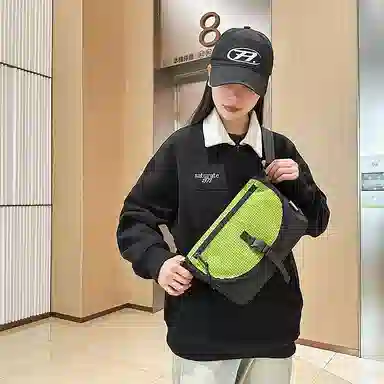 小众设计日常休闲通勤质感胸包运动出行旅行邮差包骑行包小方包 尼龙 斜挎包 男女同款情侣款 多色
