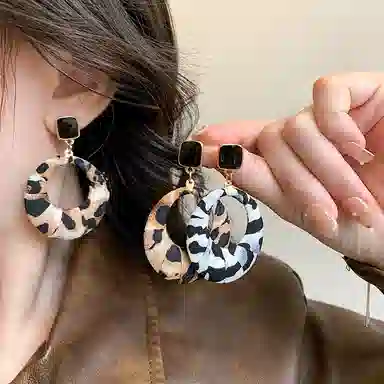 彤彤兔 高级感布艺豹纹耳环欧美个性夸张 树脂 耳环 女款