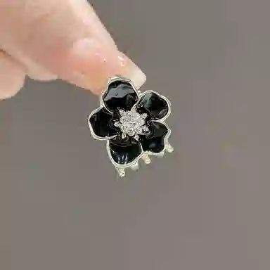 彤彤兔 黑色山茶花刘海头顶抓夹高级感精致小花朵发卡小巧顶夹头饰 发夹 女款