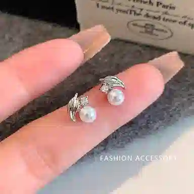 彤彤兔 韩系小众叶子仿珍珠通勤气质高级感锆石耳钉女百搭小巧 树脂 耳环 女款