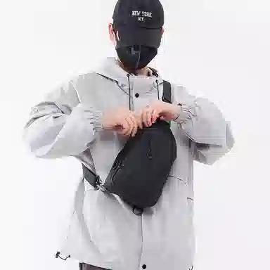 彤彤兔 潮流时尚百搭 皮膜 胸包单肩包 男款 多色