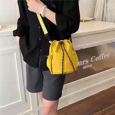 德力熊 百搭休闲简约抽绳束口水桶手机包潮流 尼龙 斜挎单肩包 常规 女款