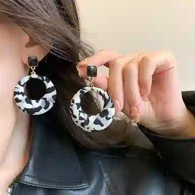 彤彤兔 高级感布艺豹纹耳环欧美个性夸张 树脂 耳环 女款