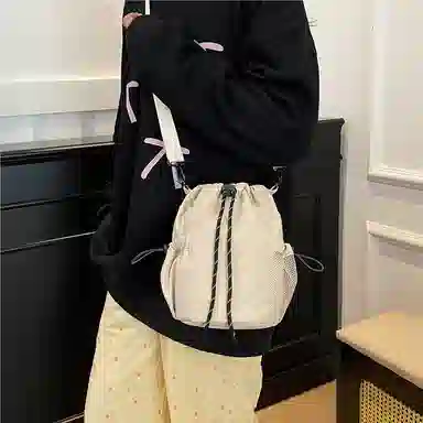 德力熊 百搭休闲简约抽绳束口水桶手机包潮流 尼龙 斜挎单肩包 常规 女款