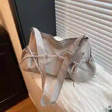 德力熊 小众设计休闲斜挎包纯色褶皱抽绳轻便 尼龙 单肩包 女款 黑色/灰色/白色/黄色/蓝色