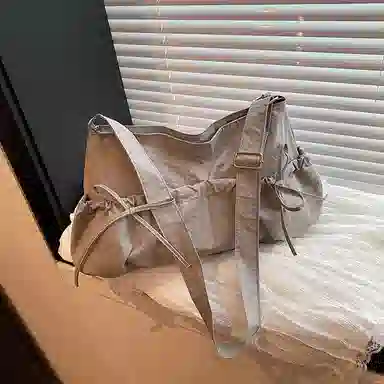 德力熊 小众设计休闲斜挎包纯色褶皱抽绳轻便 尼龙 单肩包 女款 黑色/灰色/白色/黄色/蓝色