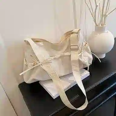 德力熊 小众设计休闲斜挎包纯色褶皱抽绳轻便 尼龙 单肩包 女款 黑色/灰色/白色/黄色/蓝色