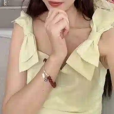925