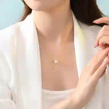 925
