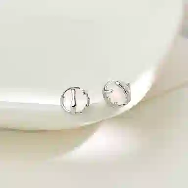 925