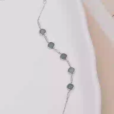 925