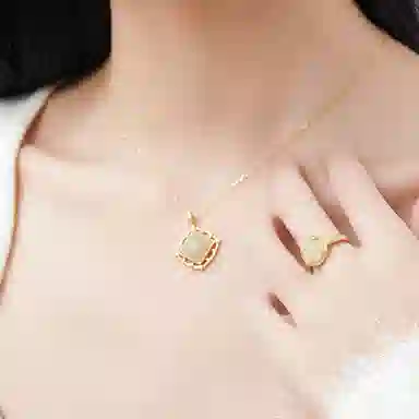 925