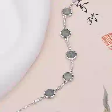 925