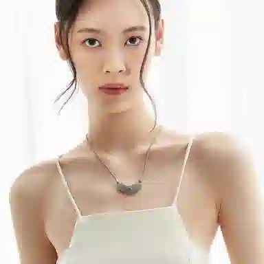 925