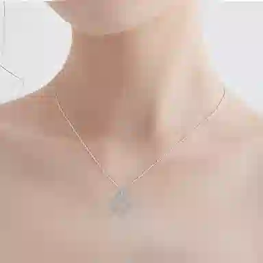 925
