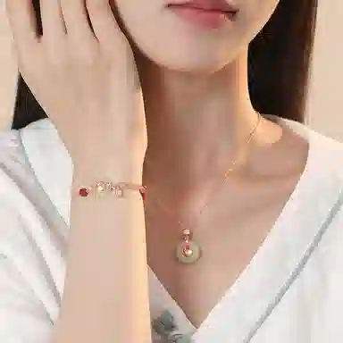 925