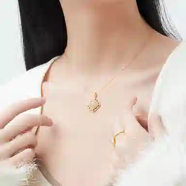 925