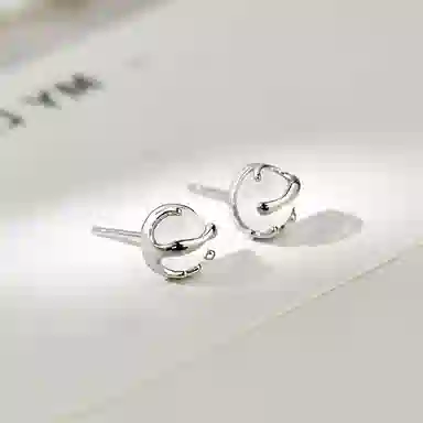 925