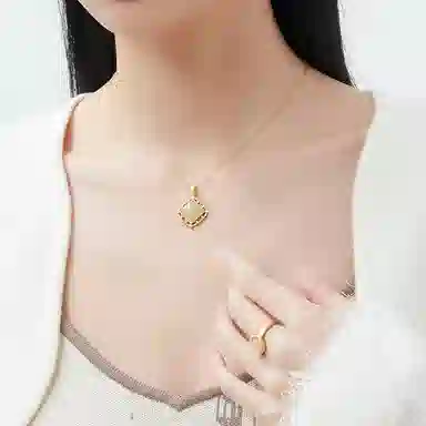 925