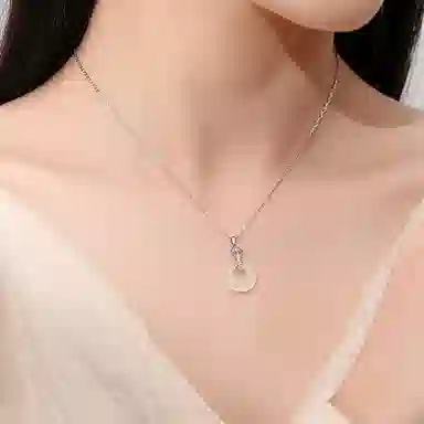 925